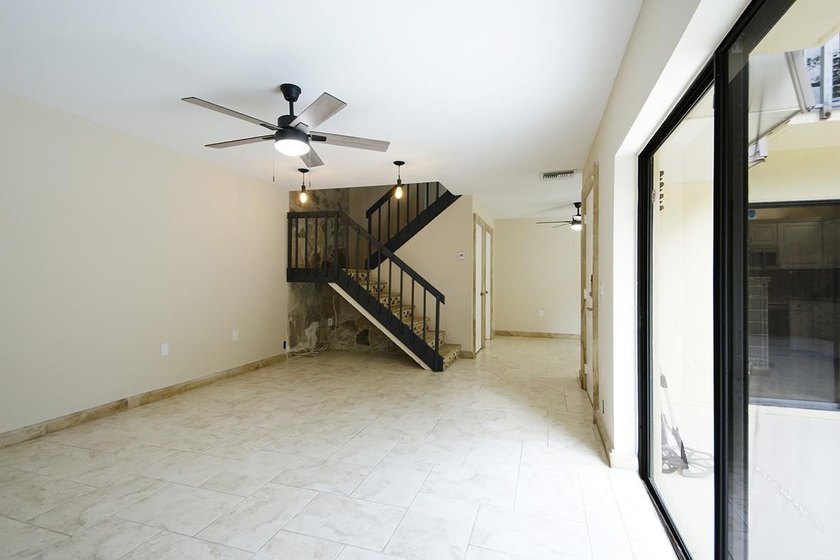Bright and inviting 3-bedroom, 2.5-bath residence in a desirable - photo 5