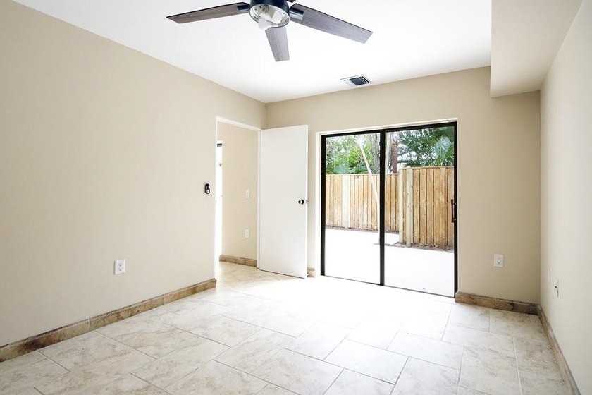 Bright and inviting 3-bedroom, 2.5-bath residence in a desirable - photo 9