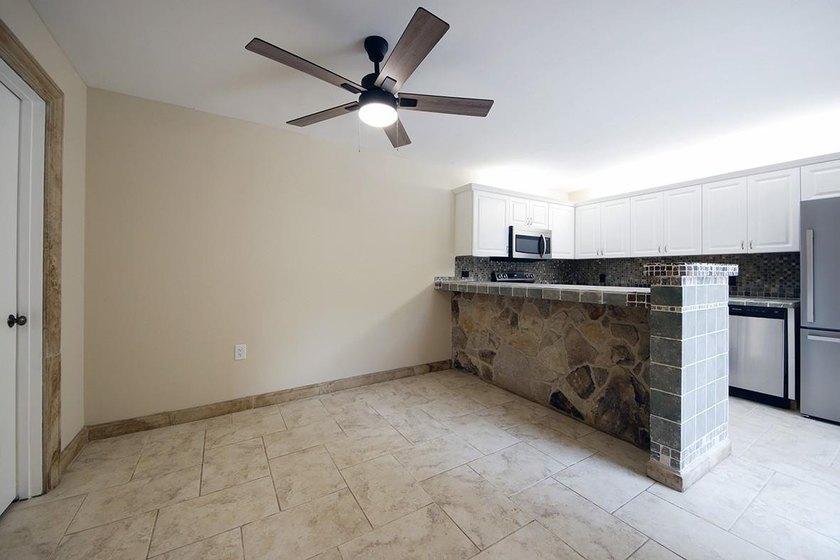 Bright and inviting 3-bedroom, 2.5-bath residence in a desirable - photo 10