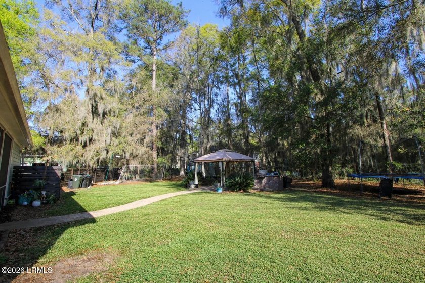 LOWCOUNTRY LIVING AT ITS BEST! This beautifully maintained - photo 33