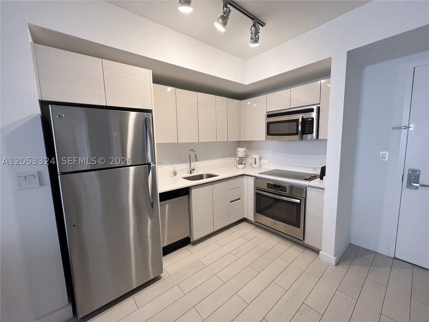Best-priced SOUTH VIEW unit in the building and surrounding - photo 8