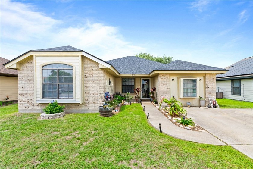 BACK ON MARKET, no fault of seller! Spacious 4-bedroom, 2-bath - photo 15