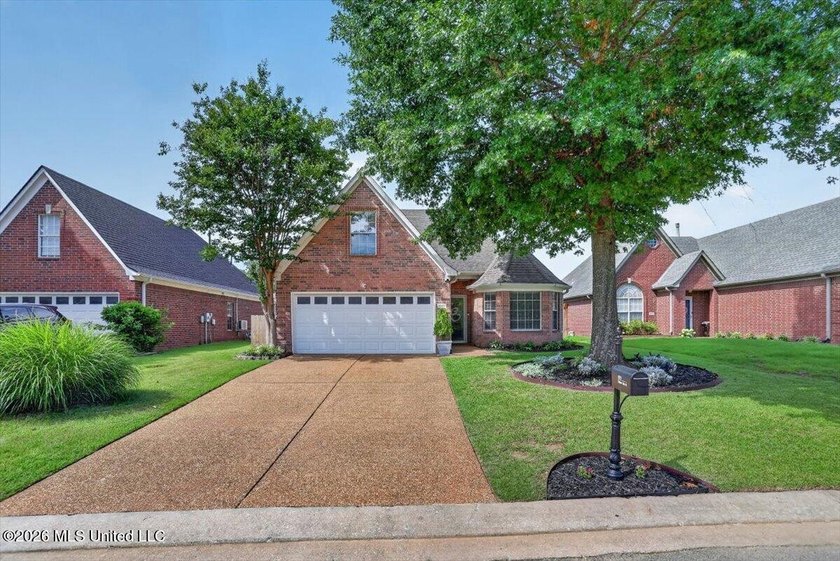 Welcome to this beautifully maintained 4 bedroom, 2 bathroom - photo 2