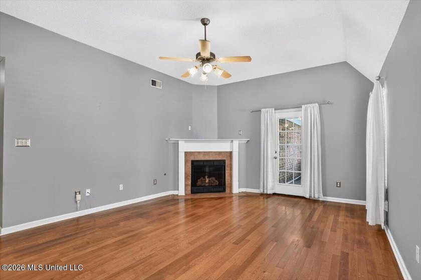 Welcome to this beautifully maintained 4 bedroom, 2 bathroom - photo 4