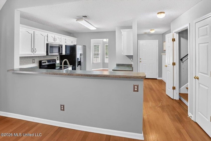 Welcome to this beautifully maintained 4 bedroom, 2 bathroom - photo 6