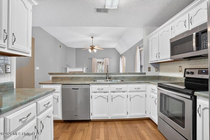 Welcome to this beautifully maintained 4 bedroom, 2 bathroom - photo 9