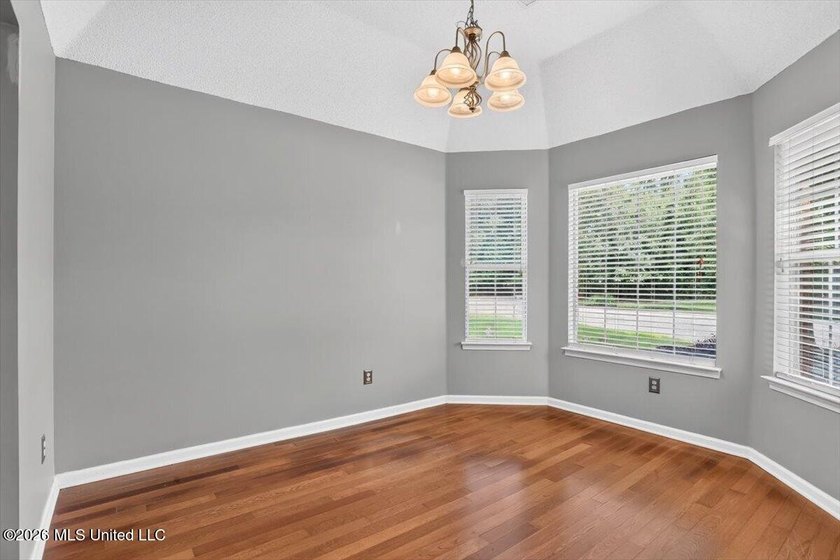 Welcome to this beautifully maintained 4 bedroom, 2 bathroom - photo 10