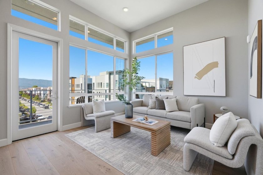Top-floor, corner-unit penthouse in Communications Hill, 3 bed - photo 3