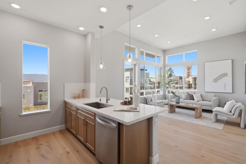 Top-floor, corner-unit penthouse in Communications Hill, 3 bed - photo 9