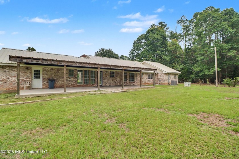 Enjoy peaceful country living with the confidence of major - photo 3