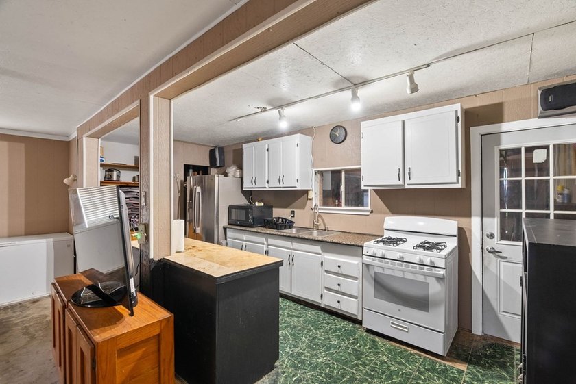 This fully furnished, move-in ready home features 3 bedrooms and - photo 19
