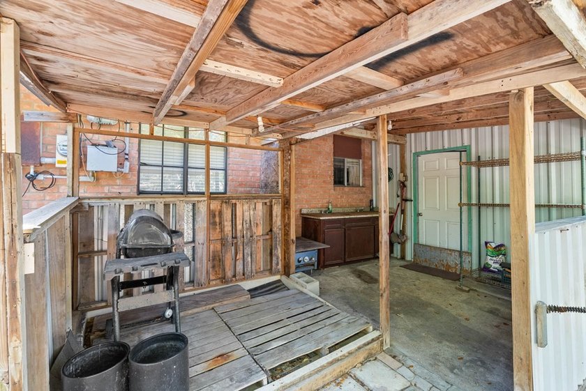 This fully furnished, move-in ready home features 3 bedrooms and - photo 20