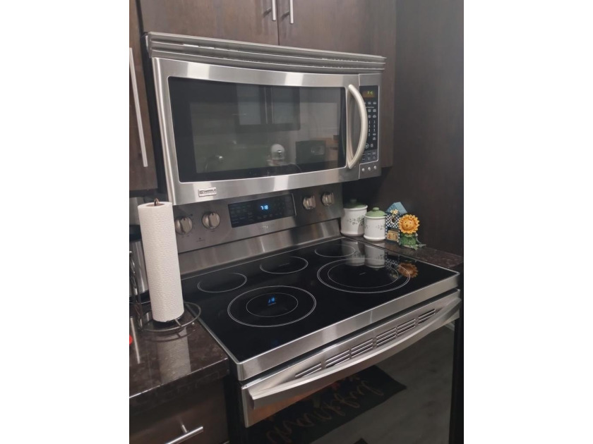 Welcome to this efficient one-bedroom, one-bathroom condominium - photo 9