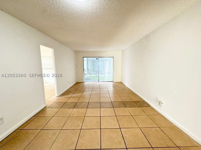 Very nice 2 bedroom/2 bathroom first floor corner unit tile - photo 5