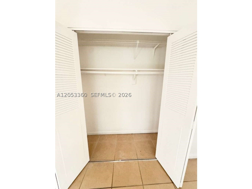 Very nice 2 bedroom/2 bathroom first floor corner unit tile - photo 9