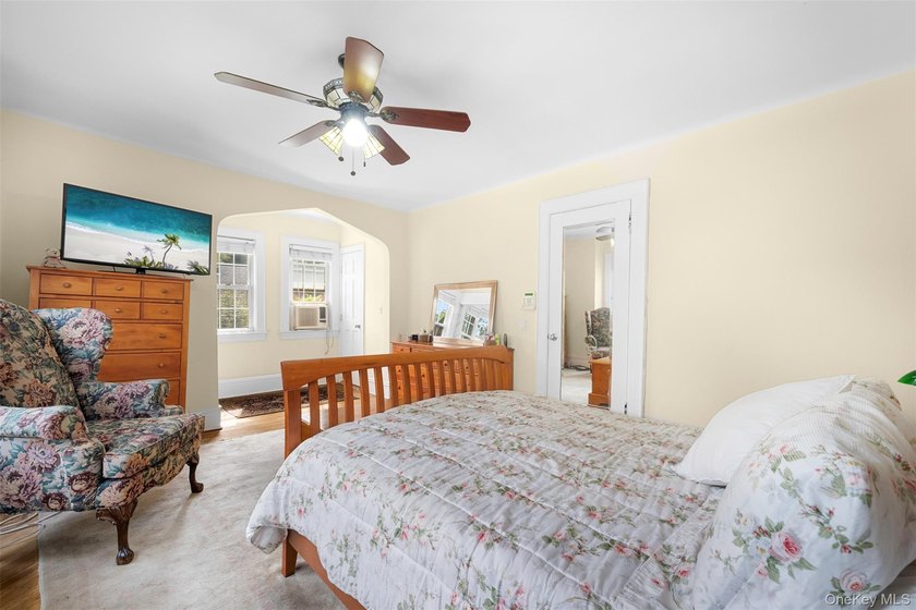 Charming Tudor-Style Colonial Located In Prestigious Great Neck - photo 15