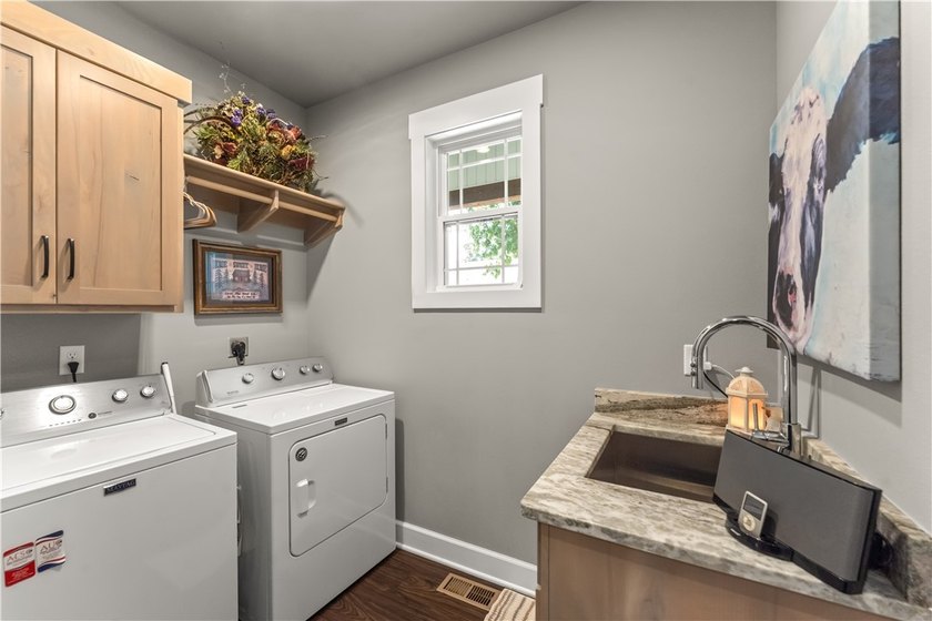 You don't want to miss this beautiful custom-built 3-bedroom - photo 25