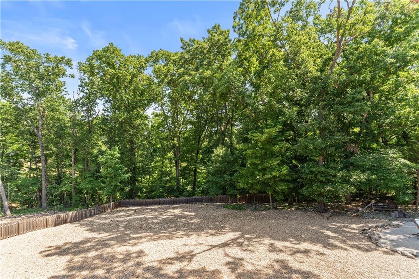 You don't want to miss this beautiful custom-built 3-bedroom - photo 31