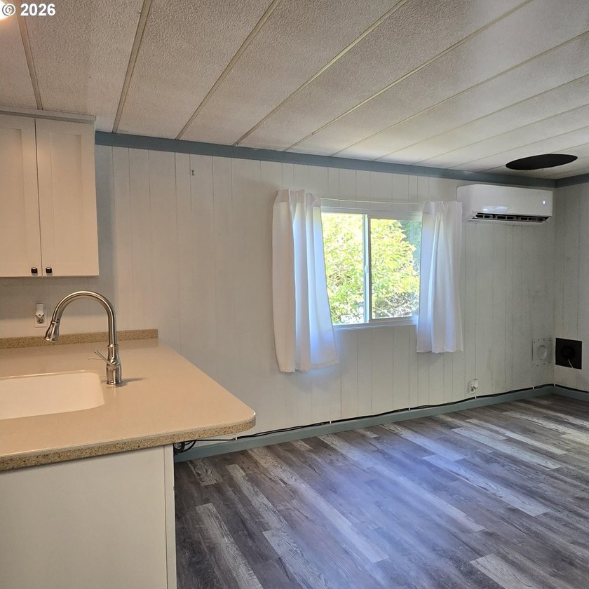 Updated 2BD 1BA home with bonus room and workshop/storage space - photo 4