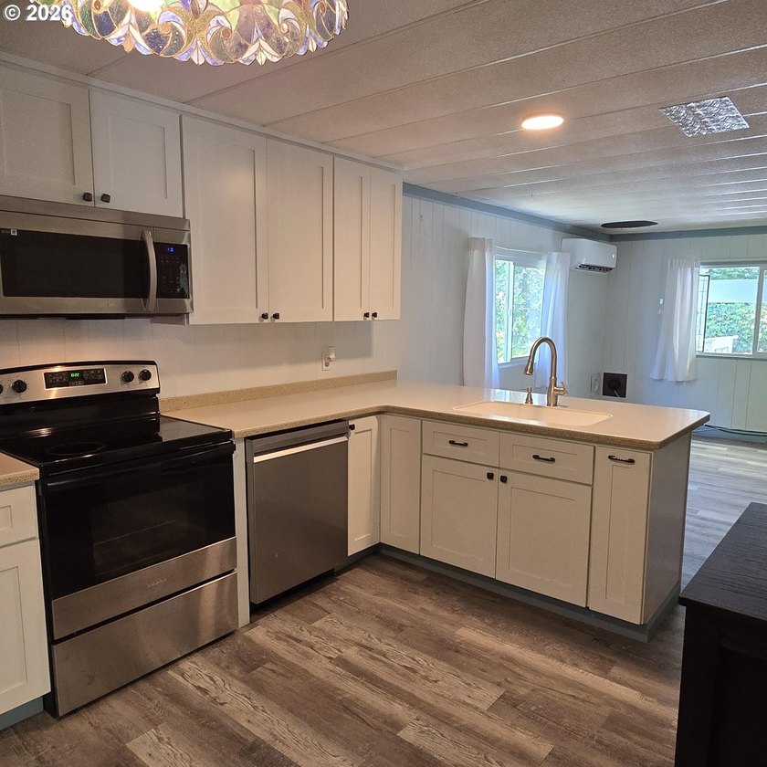 Updated 2BD 1BA home with bonus room and workshop/storage space - photo 5
