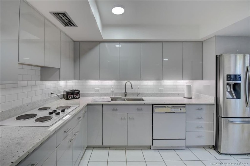Welcome to this beautifully maintained 2-bedroom, 2-bath - photo 9