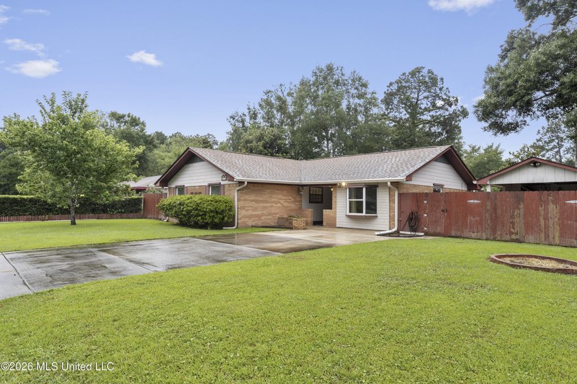 Great Home with Incredible Potential! This 3-bedroom, 2-bath - photo 2