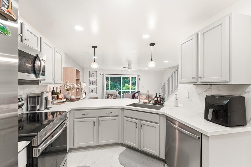 Gorgeous 3br, 2.5 bath, 1 car gar. renovated townhome in the - photo 5