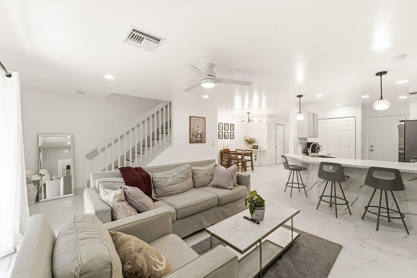 Gorgeous 3br, 2.5 bath, 1 car gar. renovated townhome in the - photo 6