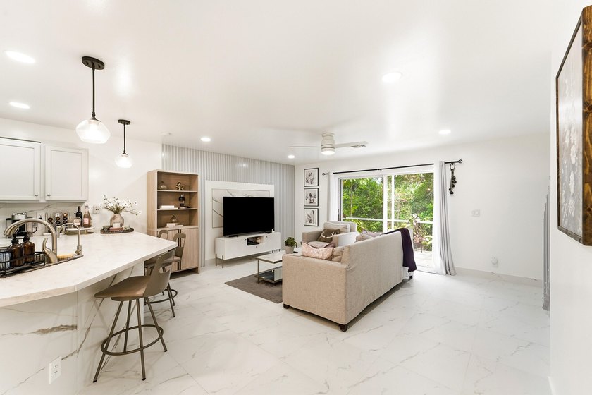 Gorgeous 3br, 2.5 bath, 1 car gar. renovated townhome in the - photo 7