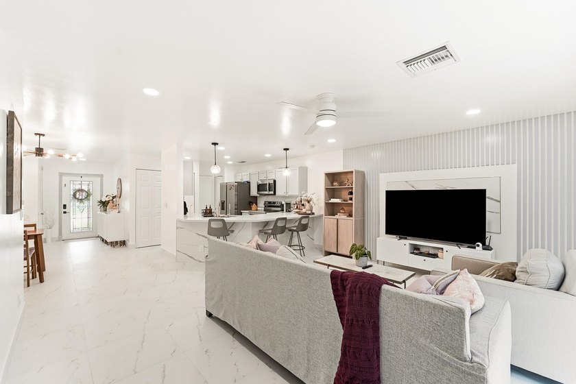 Gorgeous 3br, 2.5 bath, 1 car gar. renovated townhome in the - photo 8