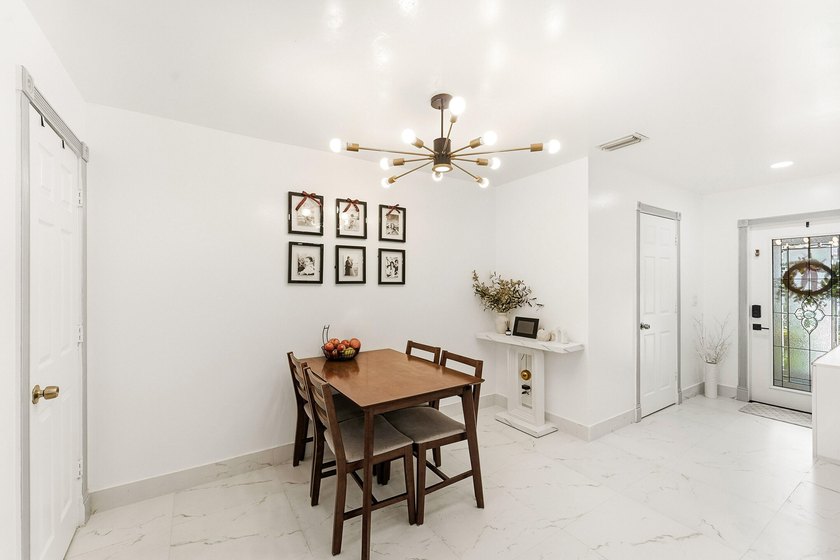 Gorgeous 3br, 2.5 bath, 1 car gar. renovated townhome in the - photo 9