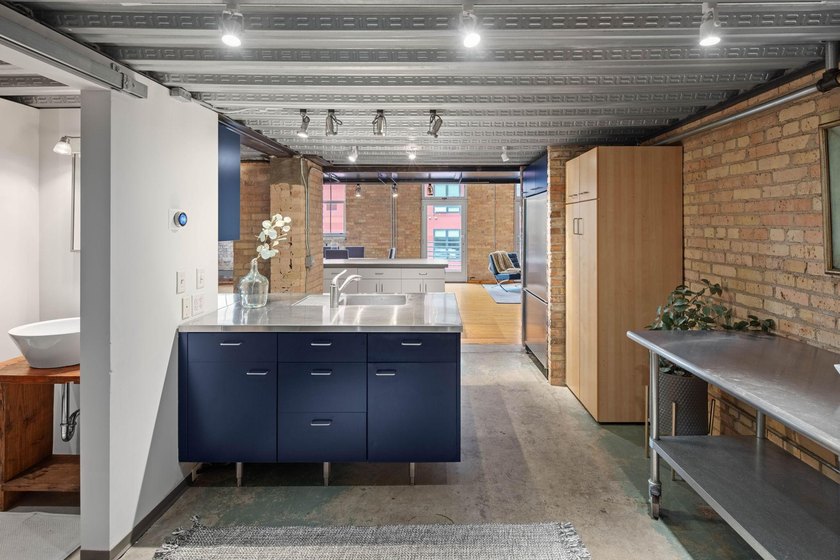 Located in the historic 801 lofts, this authentic loft offers a - photo 15