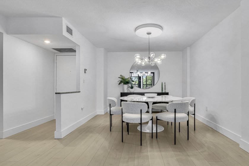 Completely renovated and professionally designed 2-bedroom, 2 - photo 4