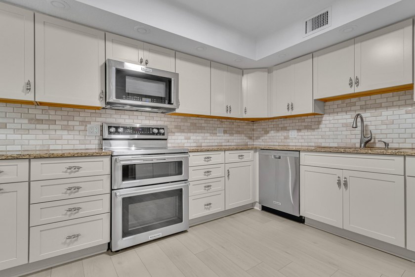 Completely renovated and professionally designed 2-bedroom, 2 - photo 5