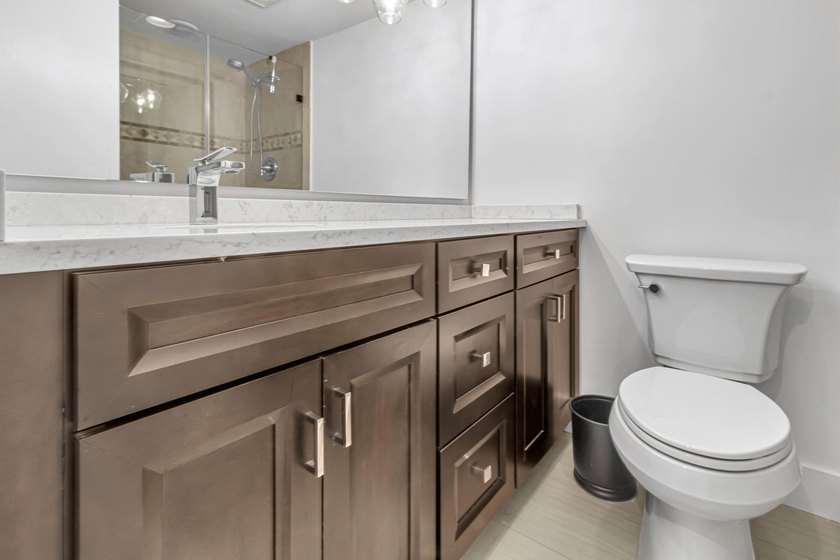 Completely renovated and professionally designed 2-bedroom, 2 - photo 9