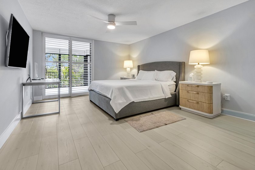 Completely renovated and professionally designed 2-bedroom, 2 - photo 10