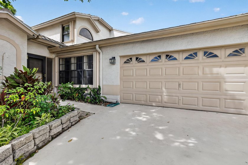Welcome to this charming 3-bedroom, 2.5-bathroom townhouse - photo 2