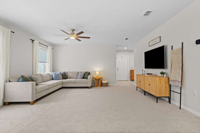 Welcome to this beautifully maintained 2021-built home offering - photo 5