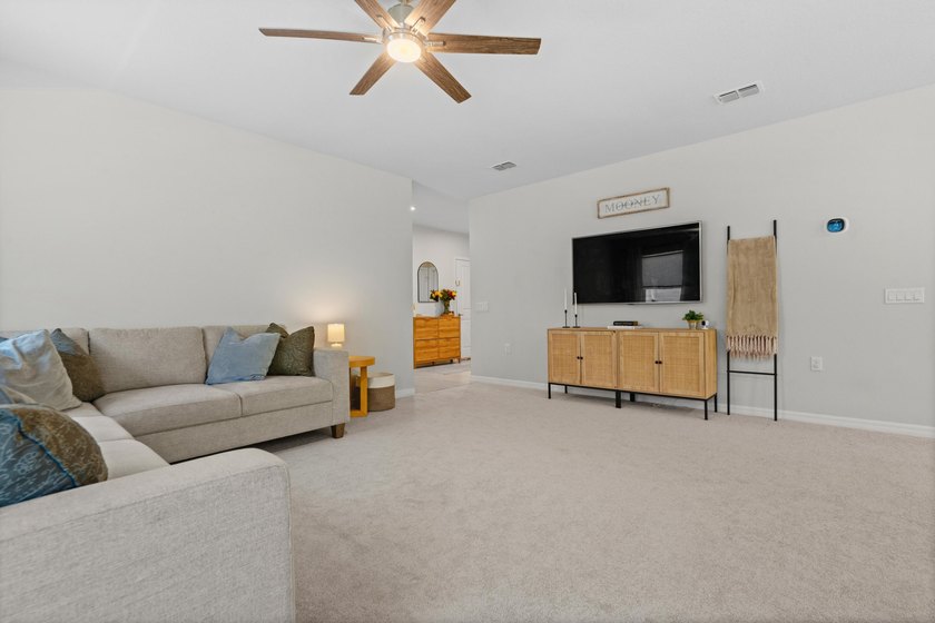 Welcome to this beautifully maintained 2021-built home offering - photo 6