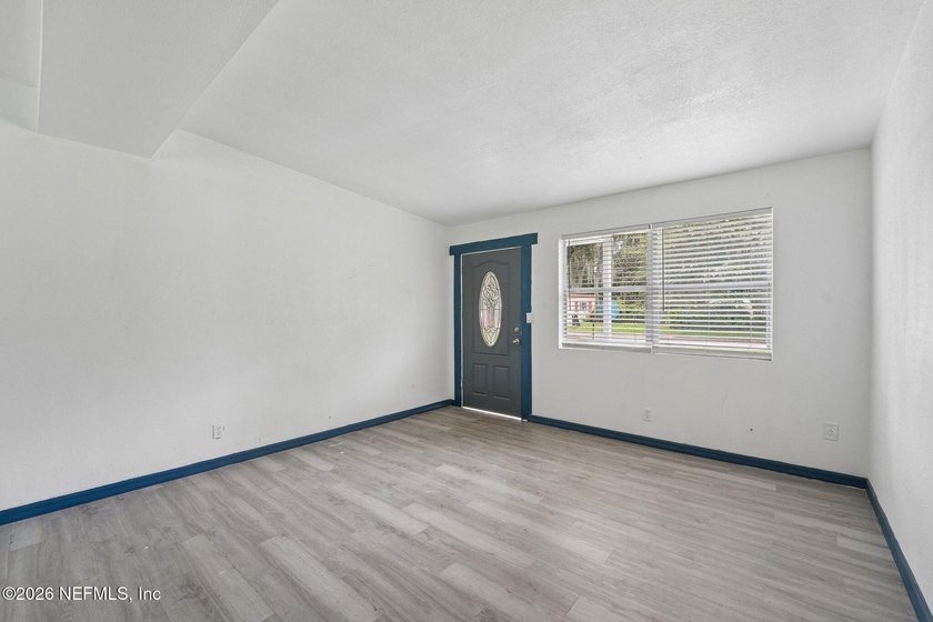 Completely remodeled and move in ready, this 4 bedroom, 2 - photo 3