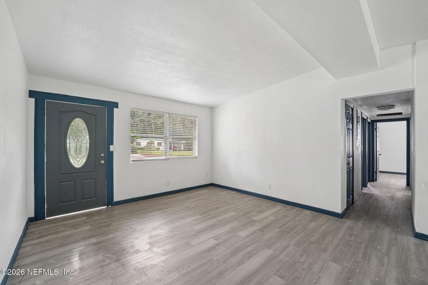 Completely remodeled and move in ready, this 4 bedroom, 2 - photo 5