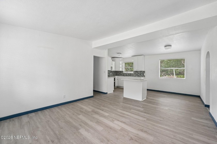Completely remodeled and move in ready, this 4 bedroom, 2 - photo 7