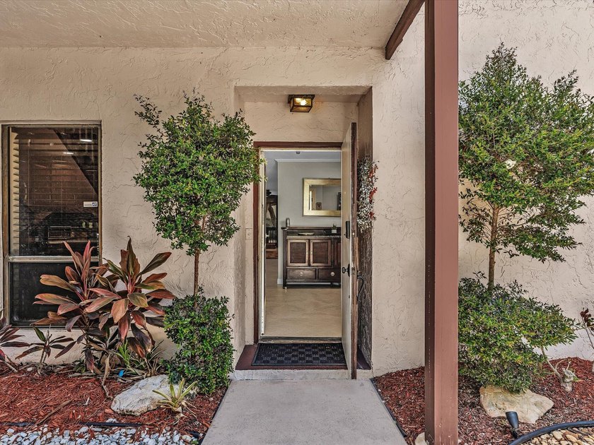 Move right into this beautifully updated, 1st floor, 2 BR, 2 BTH - photo 2