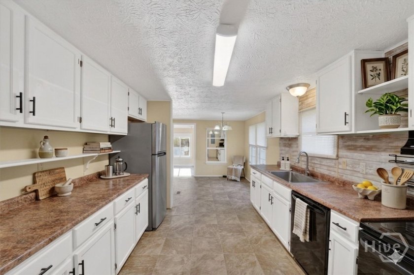 New PRICE - Charming 3 bed, 2 bath home nestled in a peaceful - photo 3