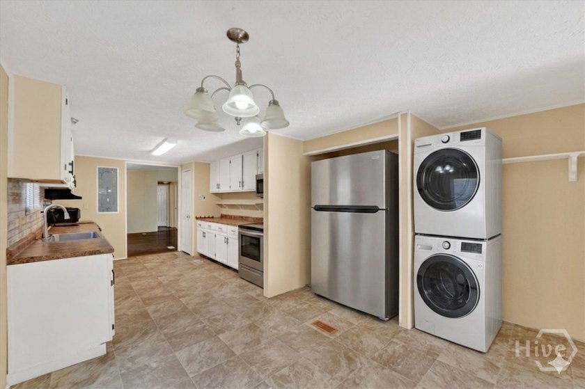 New PRICE - Charming 3 bed, 2 bath home nestled in a peaceful - photo 4