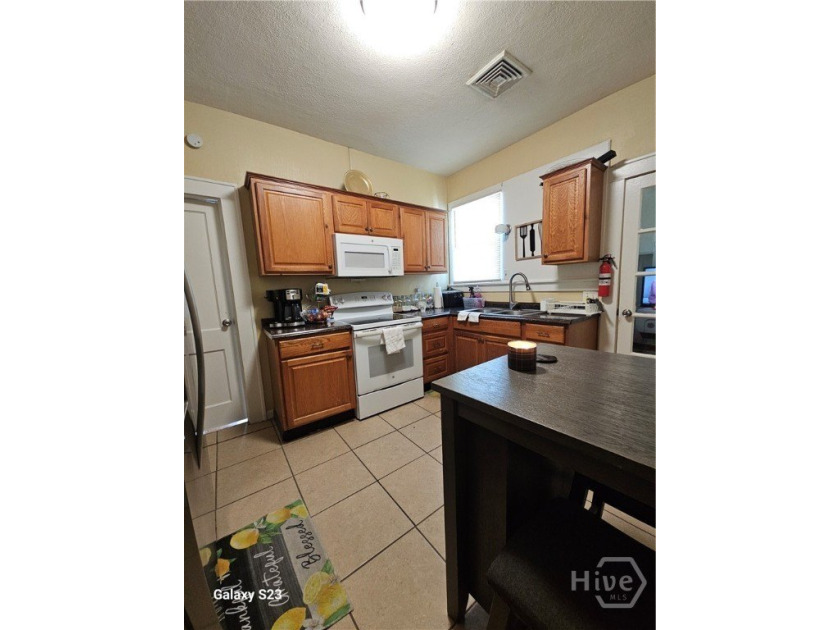 Charming 3-bedroom, 2-bath home featuring beautiful hardwood - photo 5