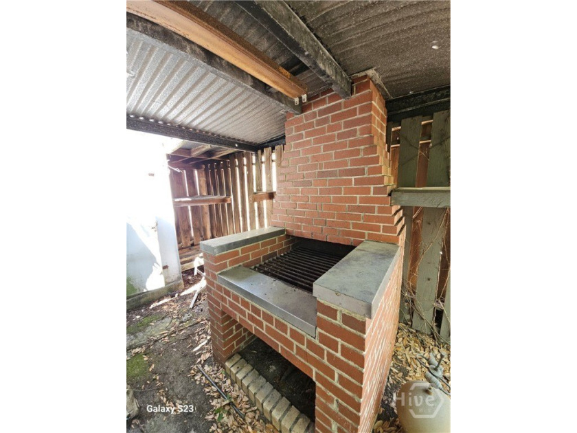 Charming 3-bedroom, 2-bath home featuring beautiful hardwood - photo 8