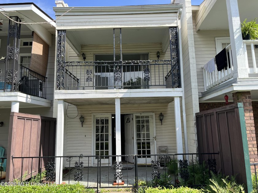 Opportunity knocks! This home is ready for a complete renovation - photo 2