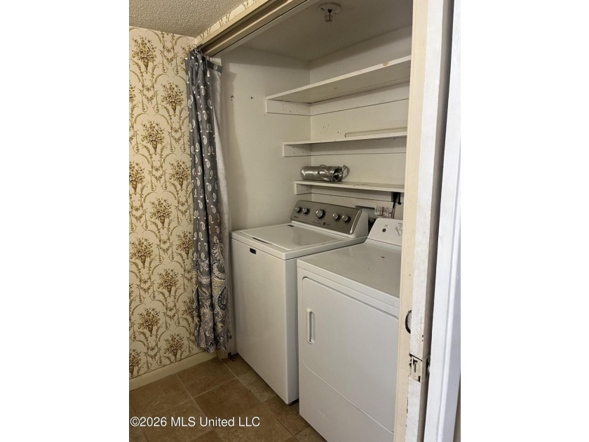 Opportunity knocks! This home is ready for a complete renovation - photo 5