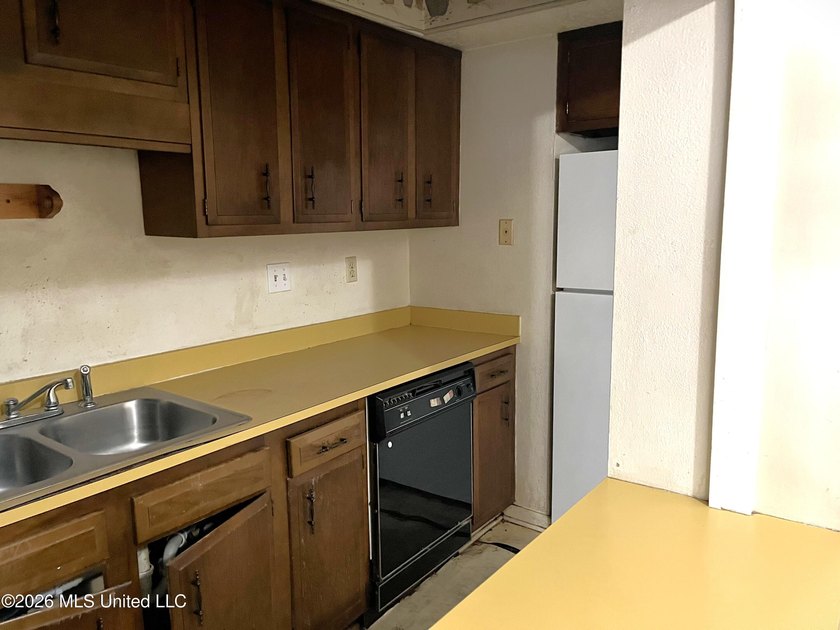 Opportunity knocks! This home is ready for a complete renovation - photo 8